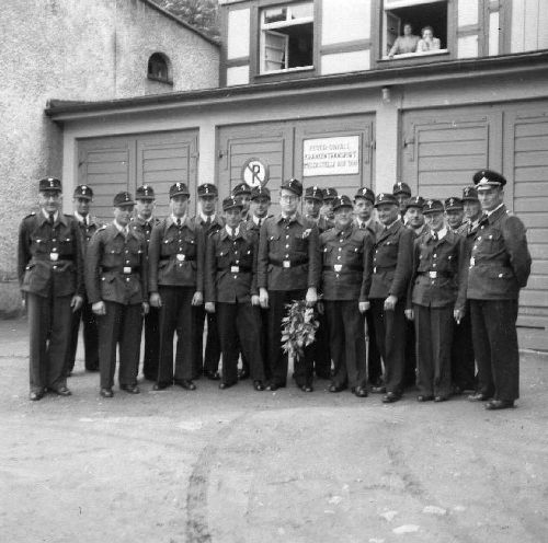 09.12.1957 Zum Abmarsch antreten, dass neue Gerätehaus wird bezogen